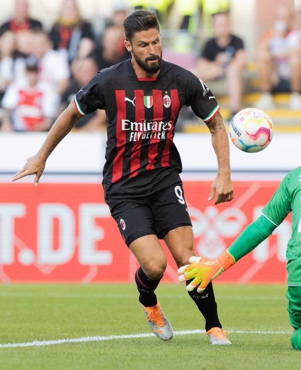 Mailands Olivier Giroud (l.) chippte den Ball am Samstag (16. Juli 2022) an FC-Keeper Marvin Schwäbe zur 1:0-Führung vorbei.