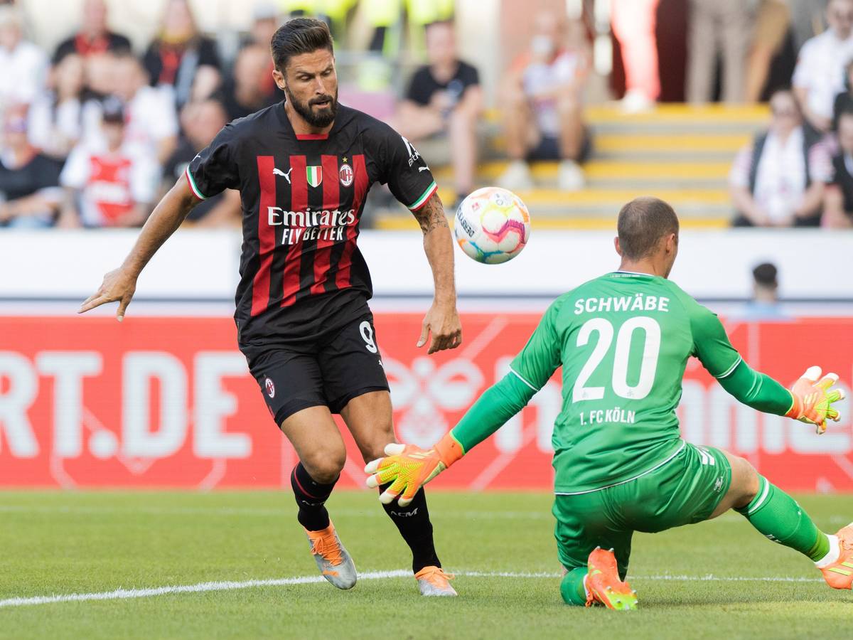 Mailands Olivier Giroud (l.) chippte den Ball am Samstag (16. Juli 2022) an FC-Keeper Marvin Schwäbe zur 1:0-Führung vorbei.
