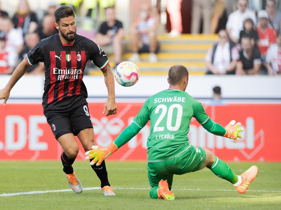 Mailands Olivier Giroud (l.) chippte den Ball am Samstag (16. Juli 2022) an FC-Keeper Marvin Schwäbe zur 1:0-Führung vorbei.