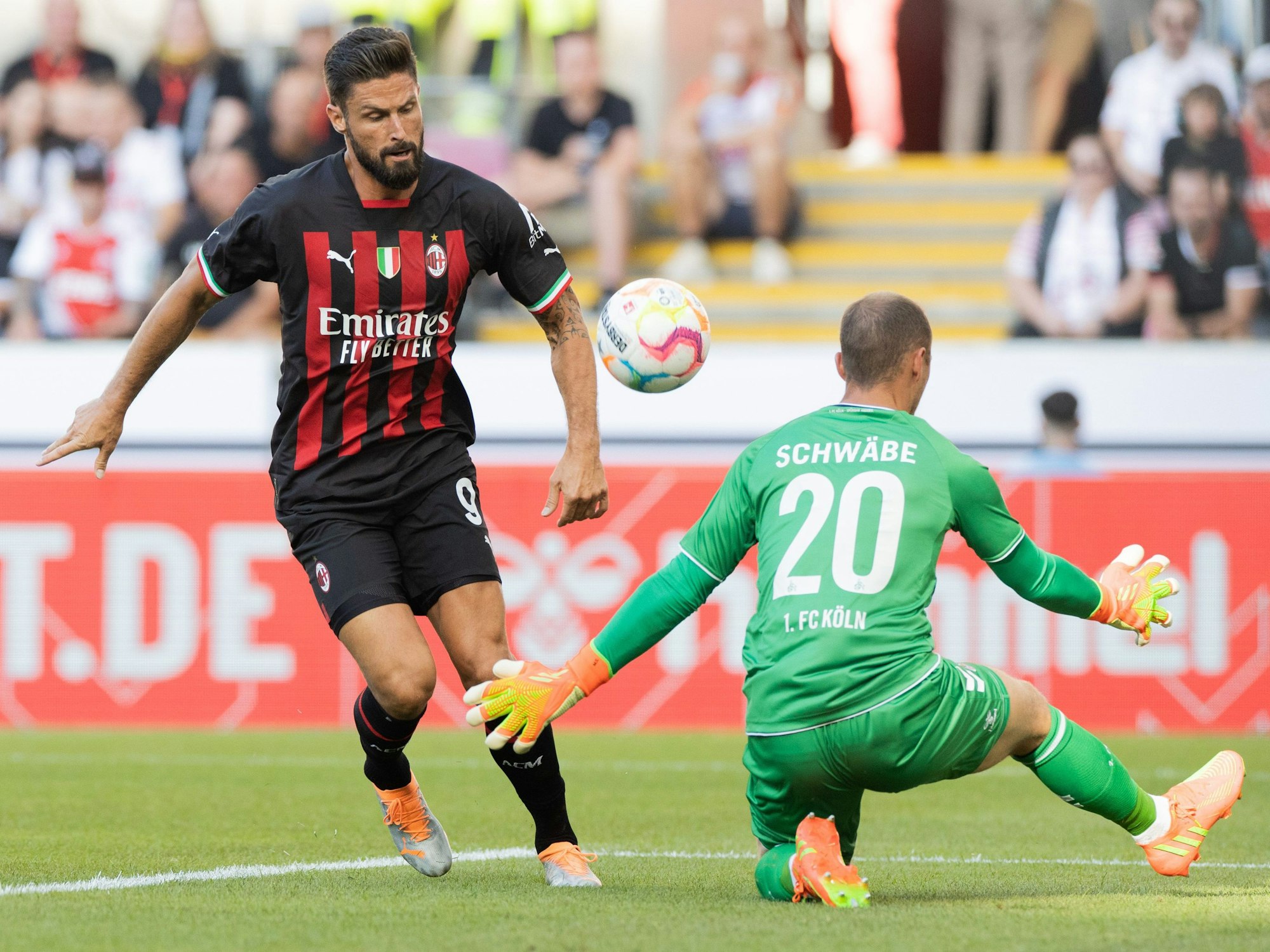 Mailands Olivier Giroud (l.) chippte den Ball am Samstag (16. Juli 2022) an FC-Keeper Marvin Schwäbe zur 1:0-Führung vorbei.