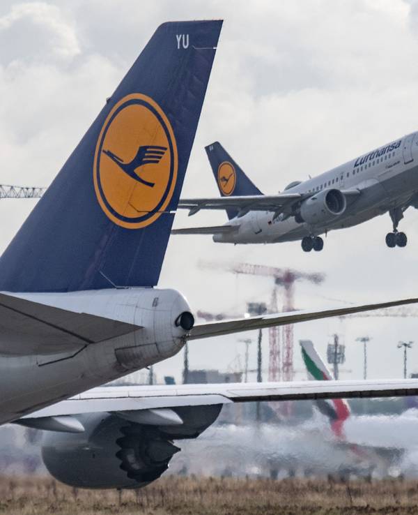 Eine Passagiermaschine der Lufthansa landet auf dem Frankfurter Flughafen.