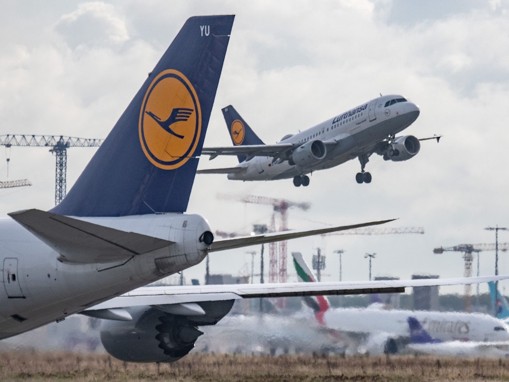 Eine Passagiermaschine der Lufthansa landet auf dem Frankfurter Flughafen.