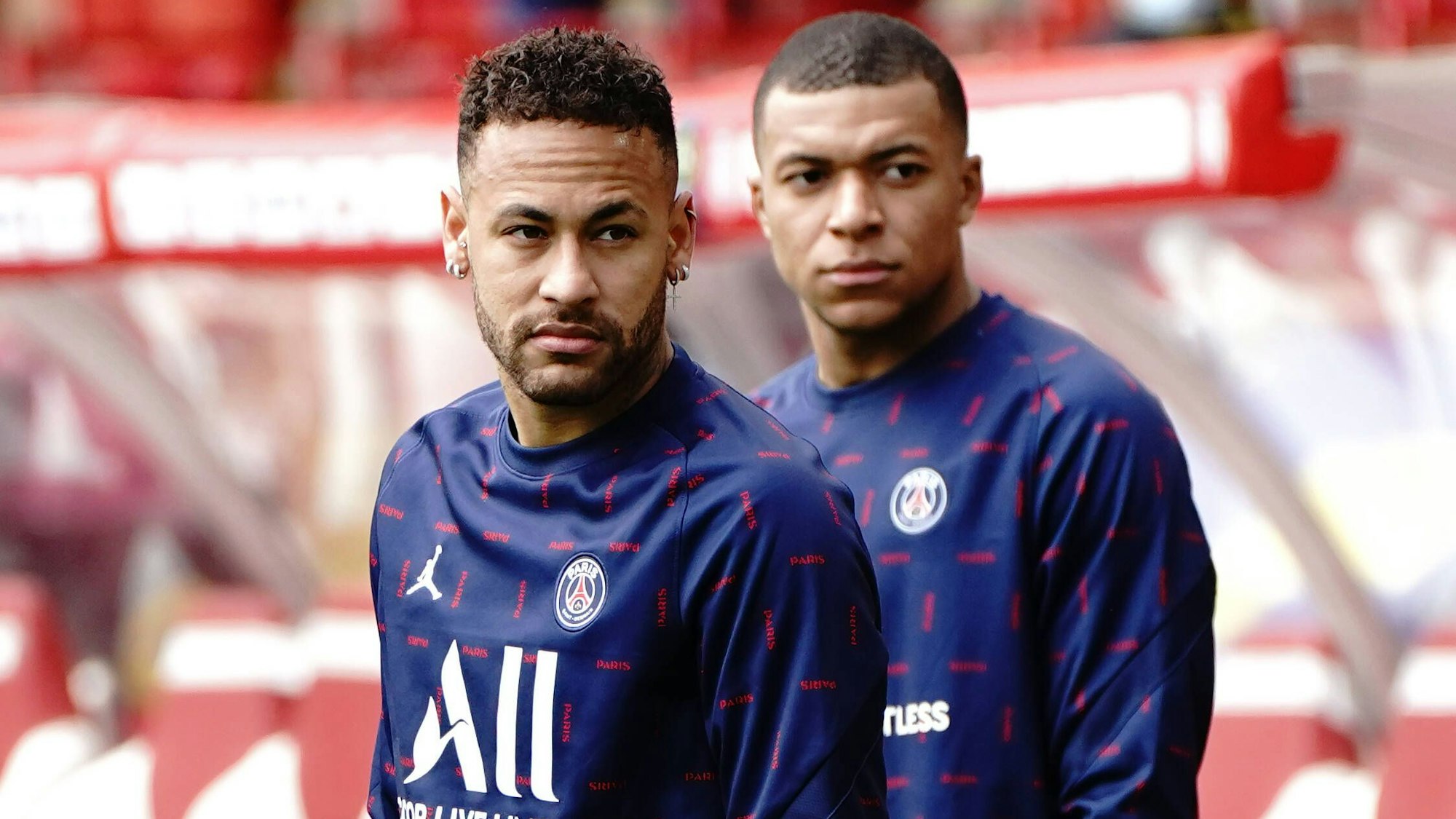Neymar (l.) und Kylian Mbappé (r.) auf dem Weg zum Aufwärmen.