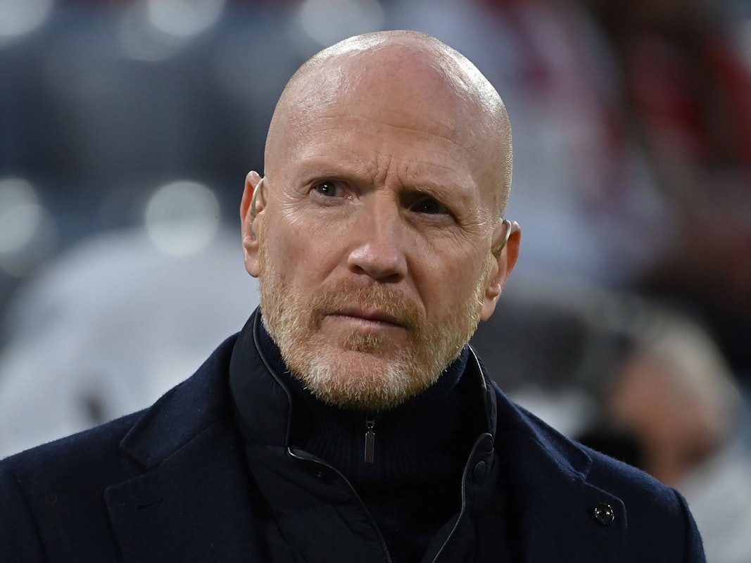 Matthias Sammer blickt nachdenklich in die Ferne