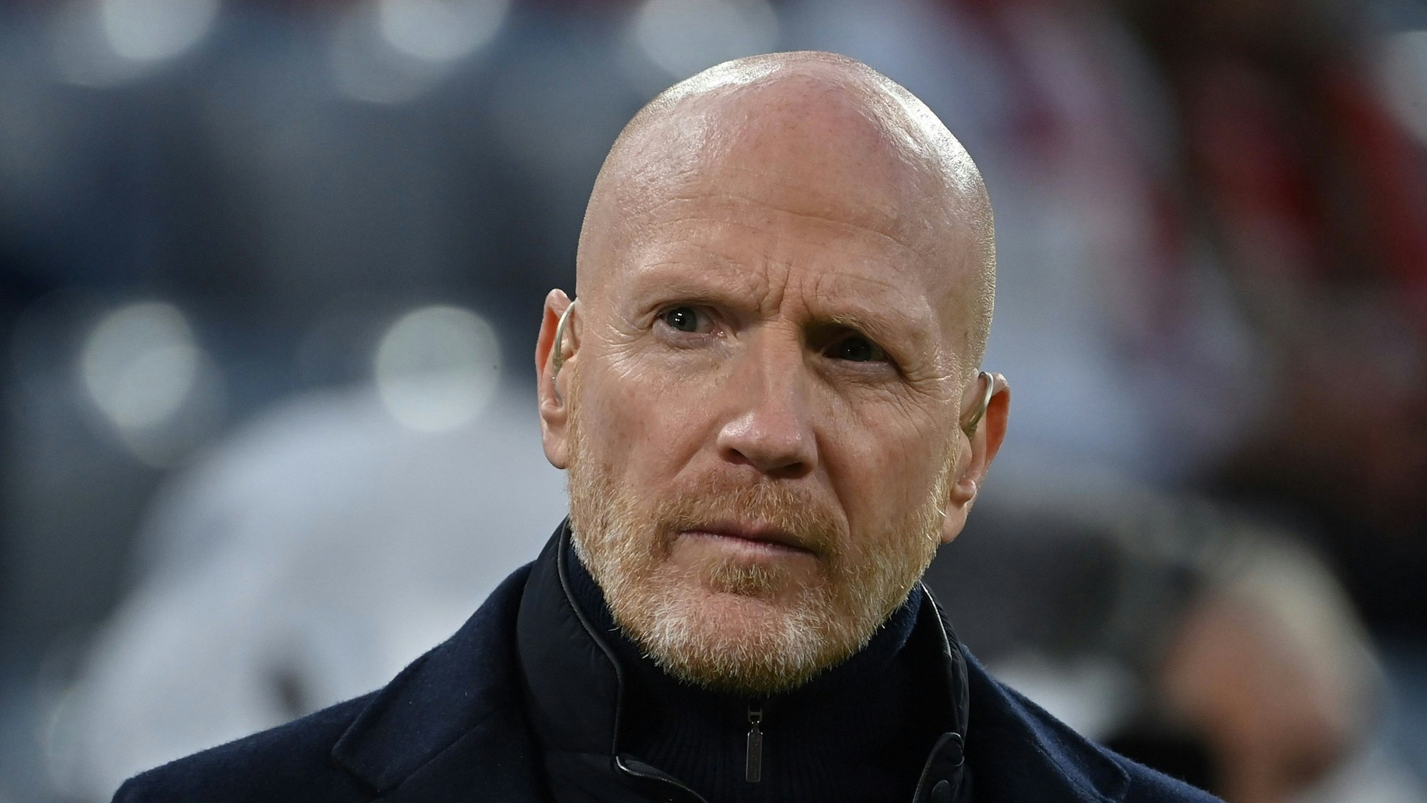 Matthias Sammer blickt nachdenklich in die Ferne