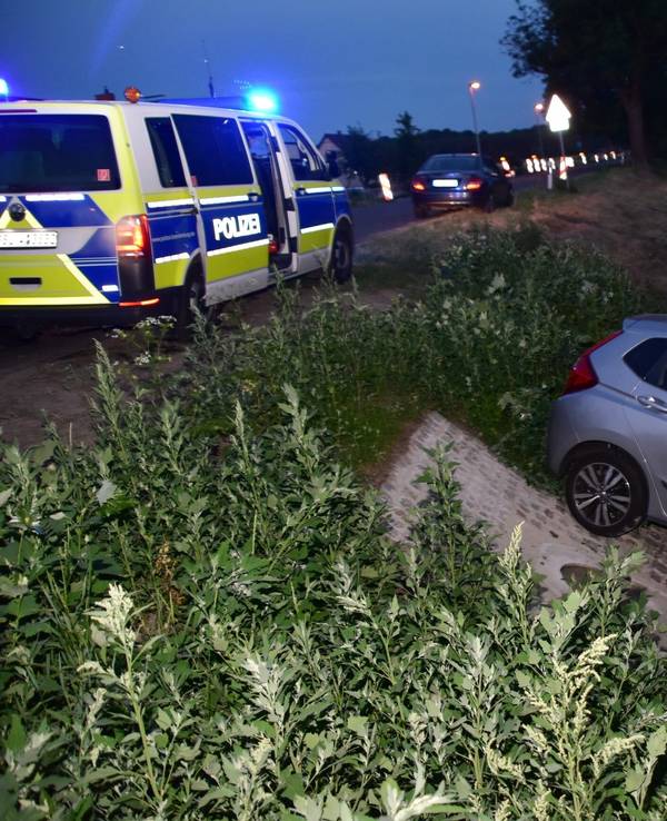 Ein Auto liegt nach einem Unfall im Jahr 2019 im Graben neben der Fahrbahn der Bundesstraße 112.