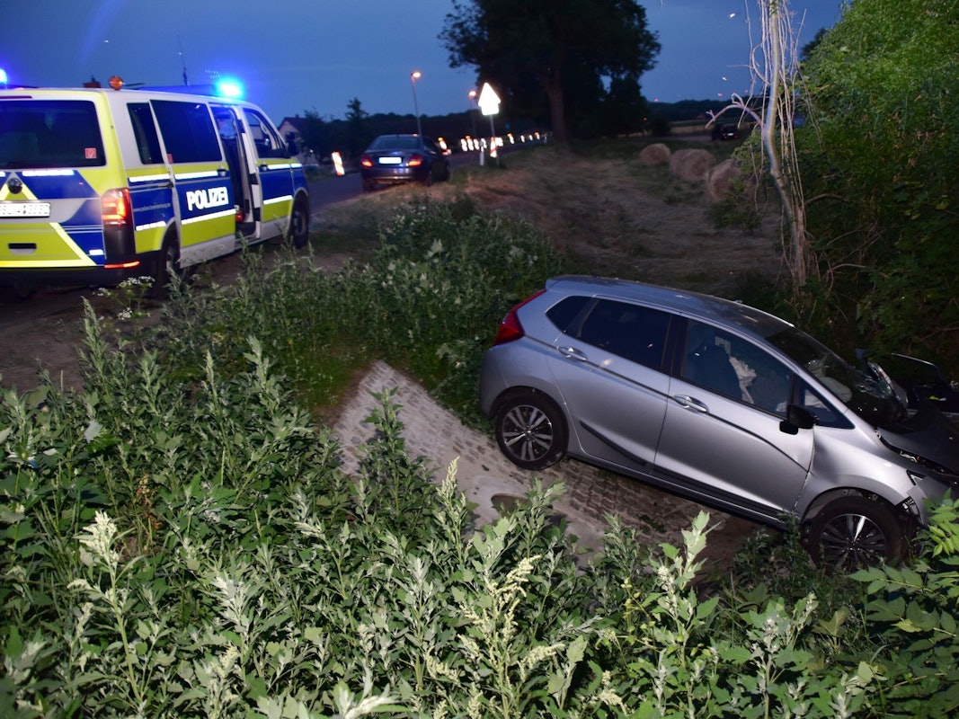 Ein Auto liegt nach einem Unfall im Jahr 2019 im Graben neben der Fahrbahn der Bundesstraße 112.