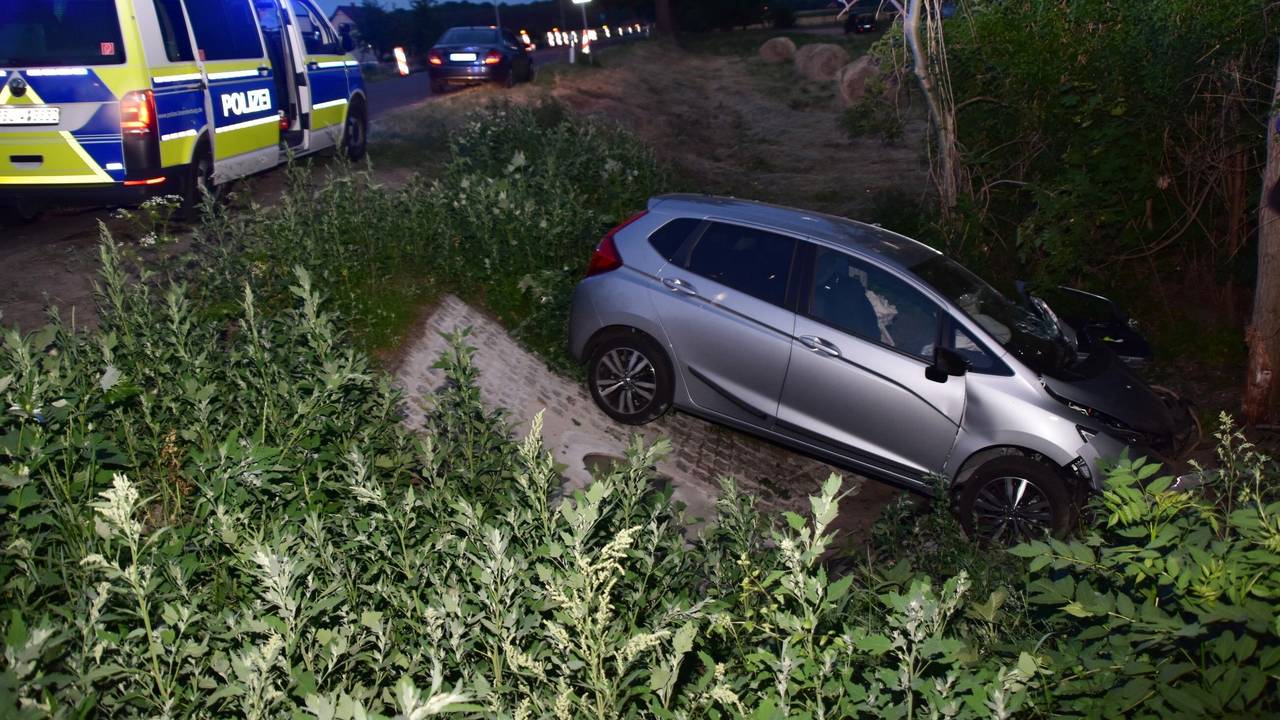 Ein Auto liegt nach einem Unfall im Jahr 2019 im Graben neben der Fahrbahn der Bundesstraße 112.