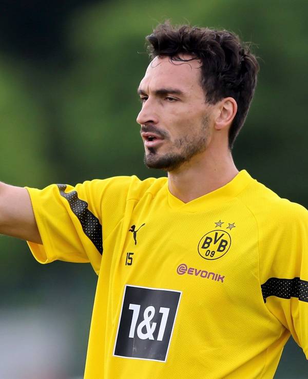 Mats Hummels gestikuliert in einer Trainingseinheit von Borussia Dortmund