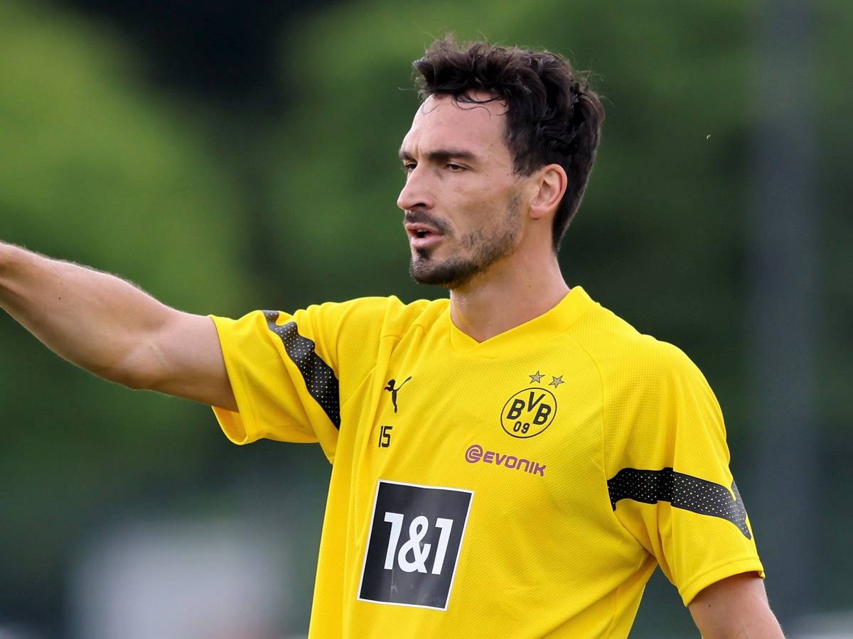 Mats Hummels gestikuliert in einer Trainingseinheit von Borussia Dortmund