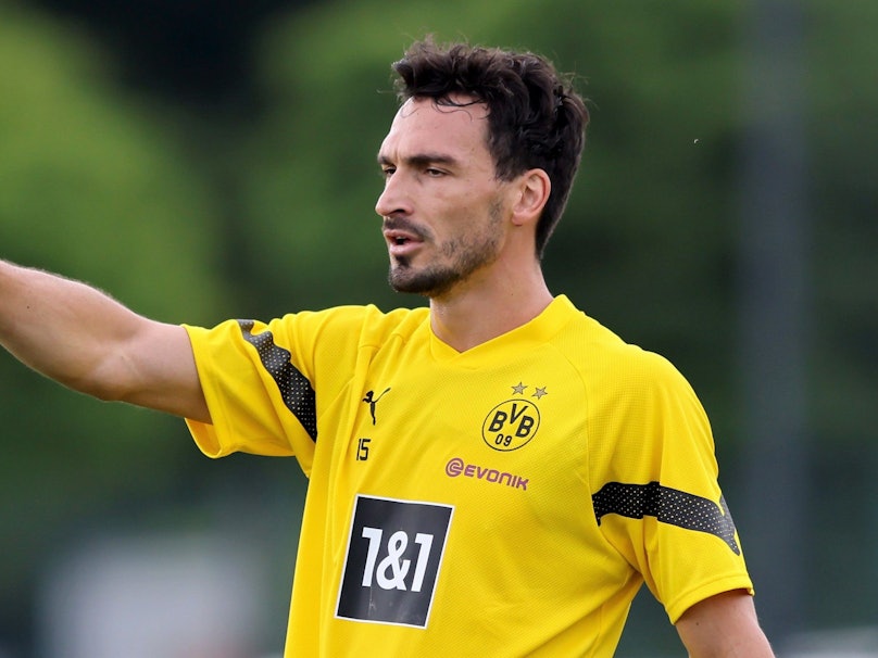 Mats Hummels gestikuliert in einer Trainingseinheit von Borussia Dortmund