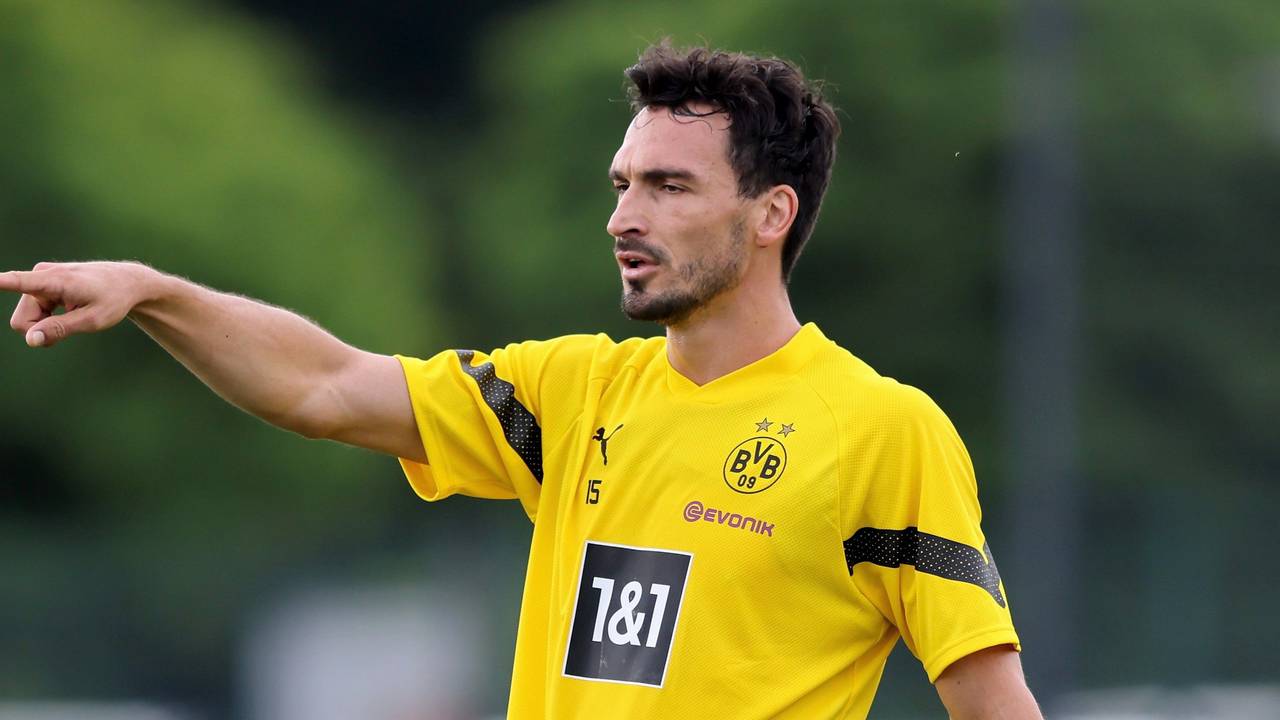 Mats Hummels gestikuliert in einer Trainingseinheit von Borussia Dortmund