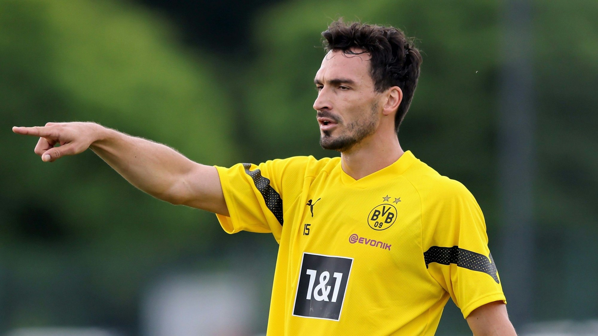 Mats Hummels gestikuliert in einer Trainingseinheit von Borussia Dortmund