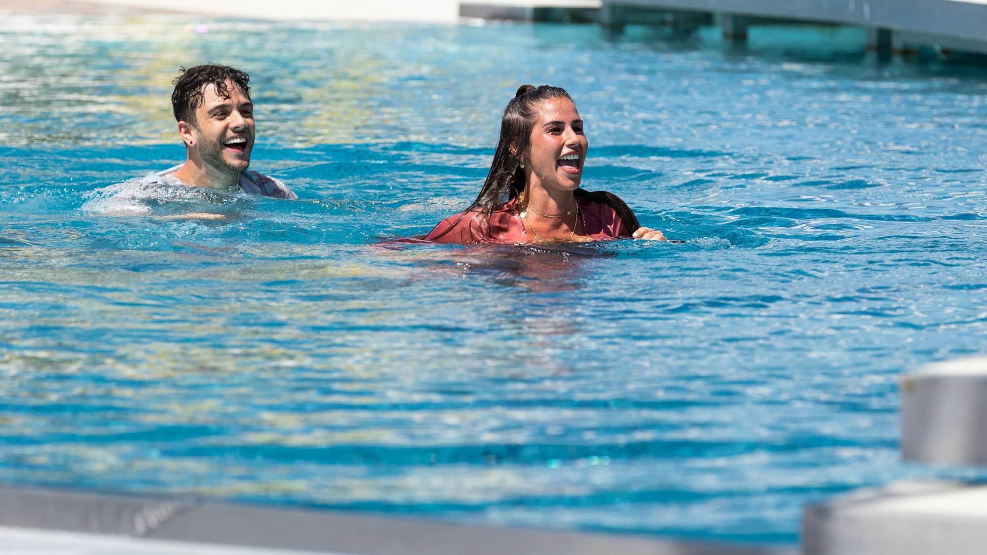 Sarah Engels und Luca Hänni, hier am 17. Juli 2022 im Pool des ZDF-„Fernsehgarten“.