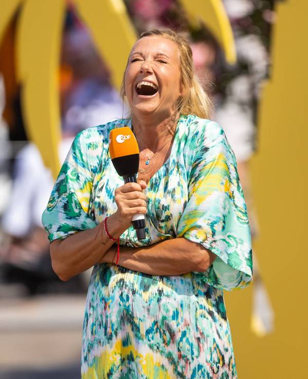 Andrea Kiewel lacht bei der Moderation des ZDF-„Fernsehgarten“.