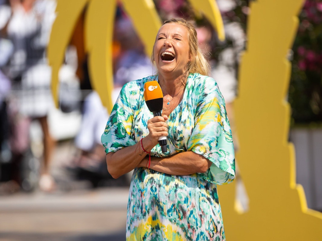 Andrea Kiewel lacht bei der Moderation des ZDF-„Fernsehgarten“.