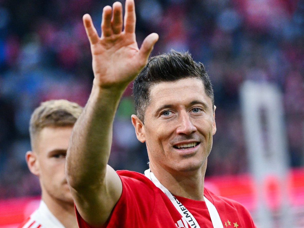 Robert Lewandowski winkt bei der Feier seiner achten und letzten Meisterschaft mit dem FC Bayern. Dort stellt sich nun die Frage, wer die Münchner zum nächsten Titel schießen soll.
