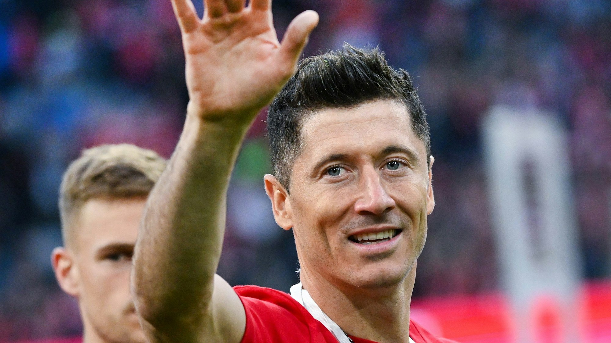 Robert Lewandowski winkt bei der Feier seiner achten und letzten Meisterschaft mit dem FC Bayern. Dort stellt sich nun die Frage, wer die Münchner zum nächsten Titel schießen soll.