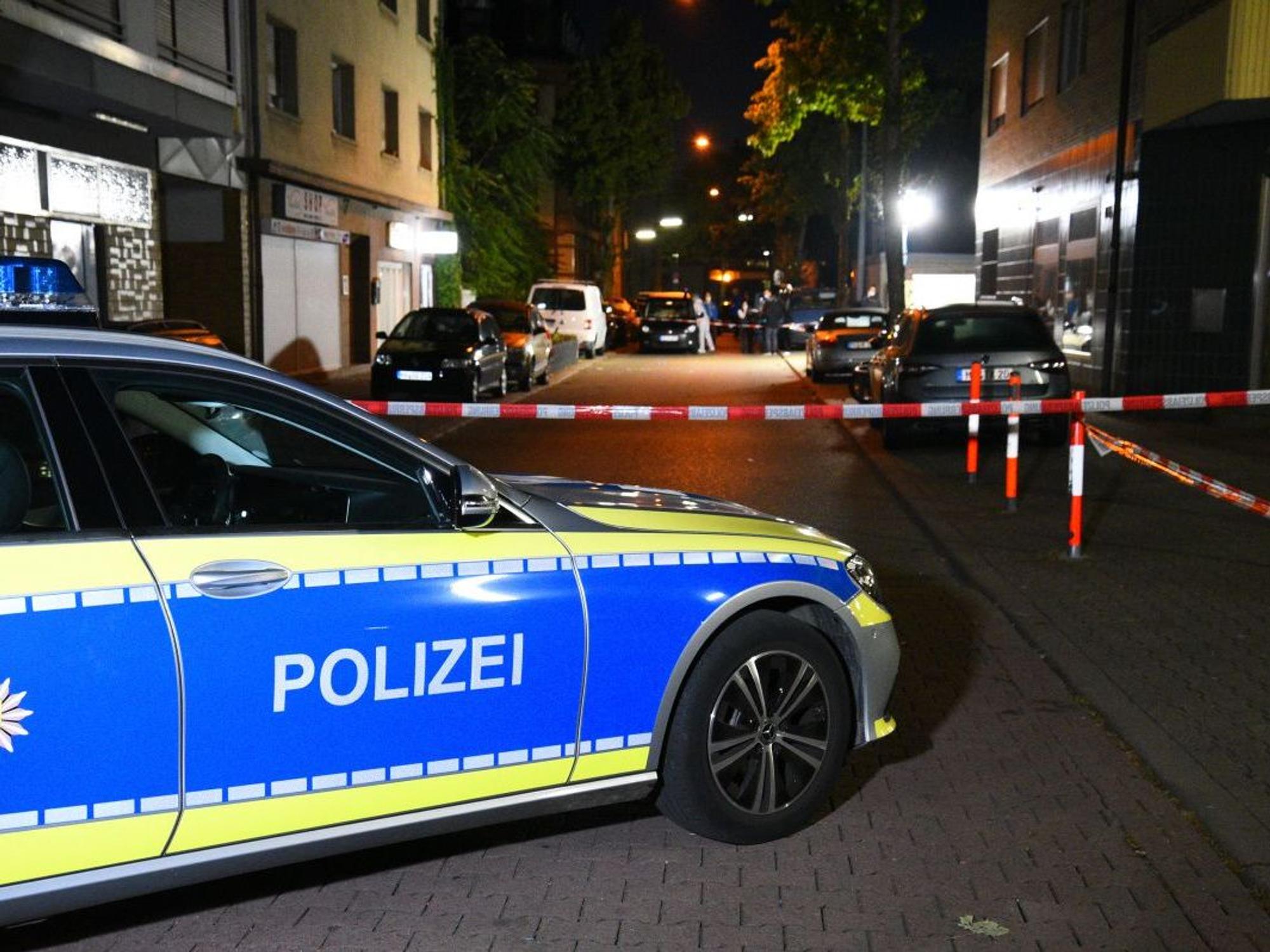 Die Polizei hat eine Straße abgesperrt, vor dem Flatterband steht ein Streifenwagen.
