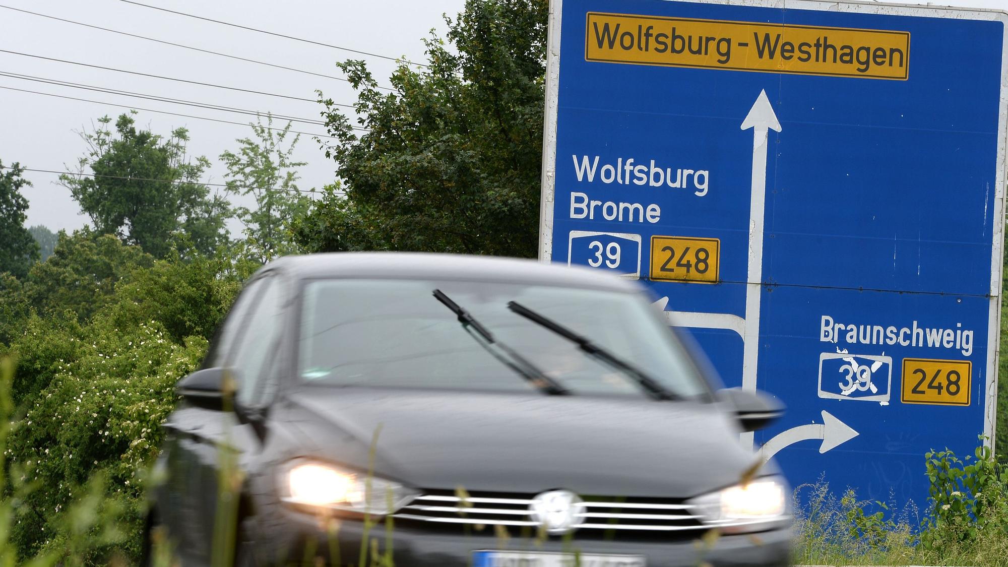 Ein Auto fährt vor einem Schild zur A39 entlang.