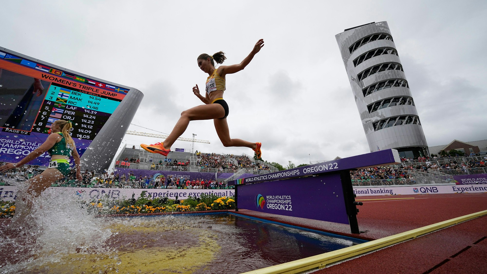 Gesa Krause im Halbfinale über 3000 Meter bei der Leichtathletik-WM in Eugene beim Sprung über ein Hindernis.