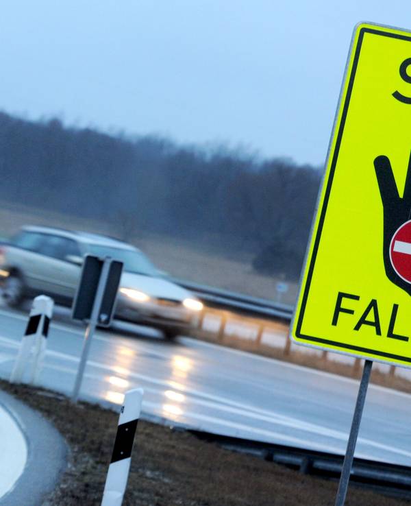 Ein Schild mit der Aufschrift «Stop Falsch» steht am 6. Januar 2013 an der Autobahn A8 in Bayern.