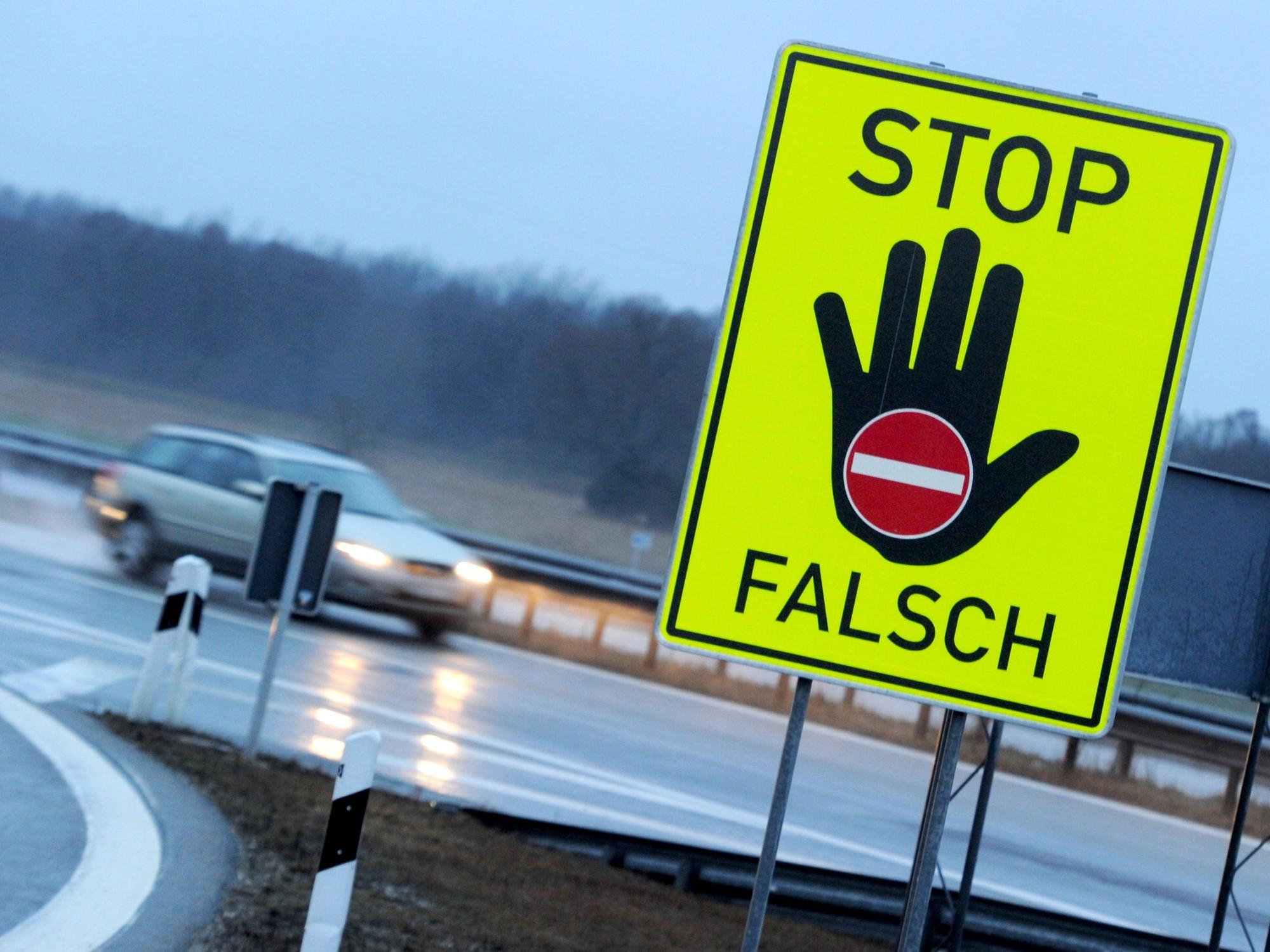 Ein Schild mit der Aufschrift «Stop Falsch» steht am 6. Januar 2013 an der Autobahn A8 in Bayern.