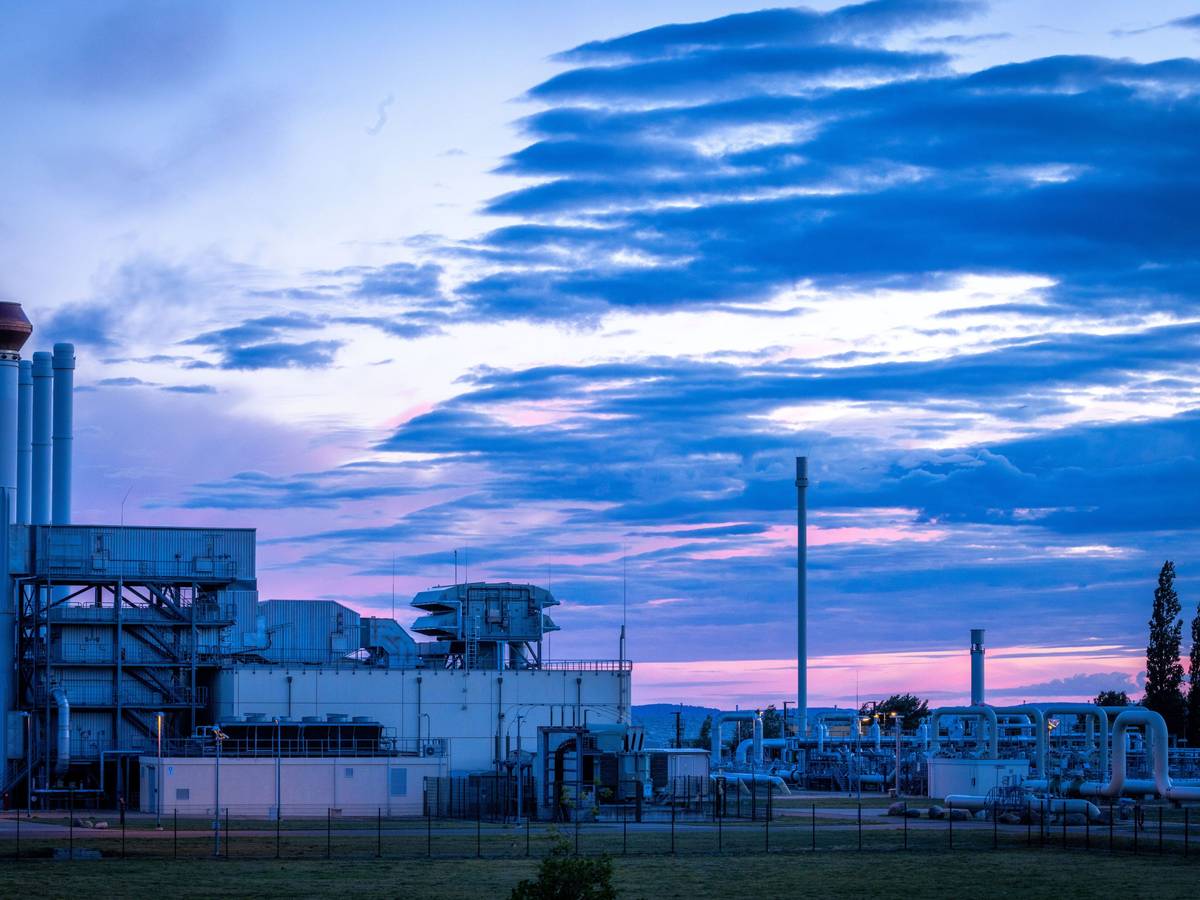 Rohrsysteme und Absperrvorrichtungen in der Gasempfangsstation der Ostseepipeline Nord Stream 1 in Lubmin (Mecklenburg-Vorpommern) sind Mitte Juli 2022 vor Sonnenaufgang zu sehen.