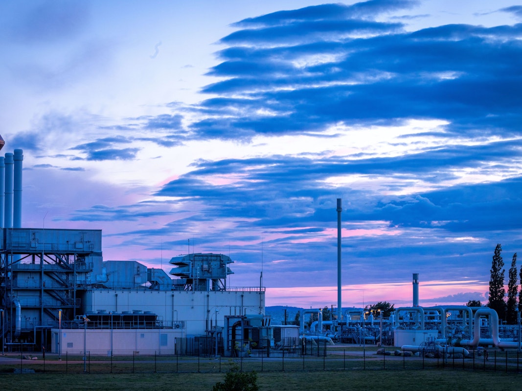 Rohrsysteme und Absperrvorrichtungen in der Gasempfangsstation der Ostseepipeline Nord Stream 1 in Lubmin (Mecklenburg-Vorpommern) sind Mitte Juli 2022 vor Sonnenaufgang zu sehen.