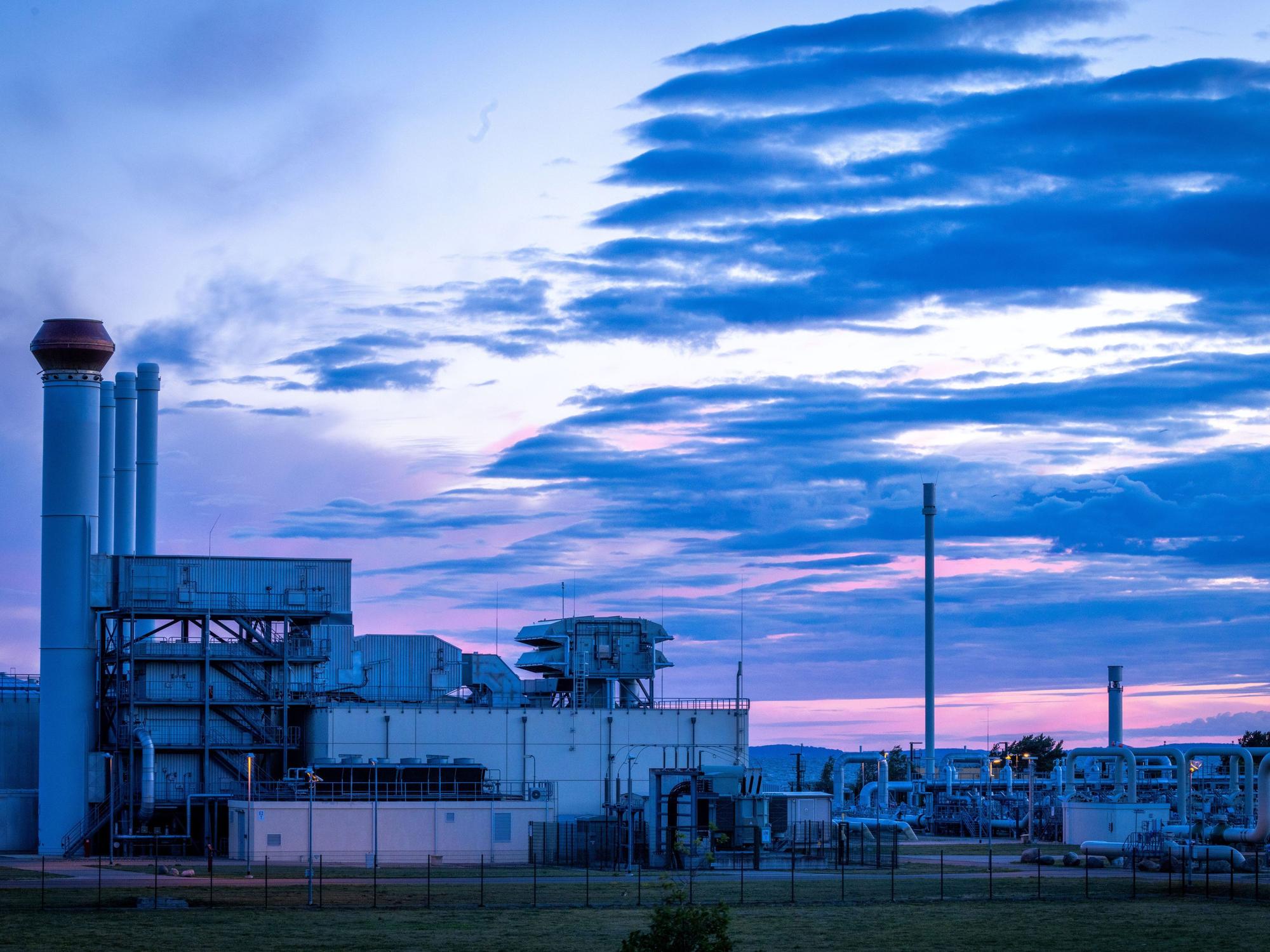 Rohrsysteme und Absperrvorrichtungen in der Gasempfangsstation der Ostseepipeline Nord Stream 1 in Lubmin (Mecklenburg-Vorpommern) sind Mitte Juli 2022 vor Sonnenaufgang zu sehen.