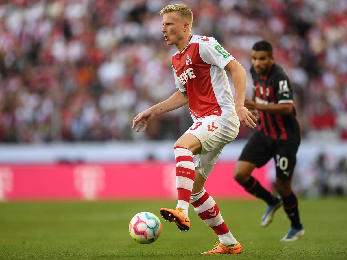 Kristian Pedersen führt den Ball im Testspiel des 1. FC Köln gegen AC Mailand