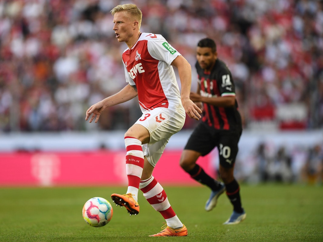 Kristian Pedersen führt den Ball im Testspiel des 1. FC Köln gegen AC Mailand