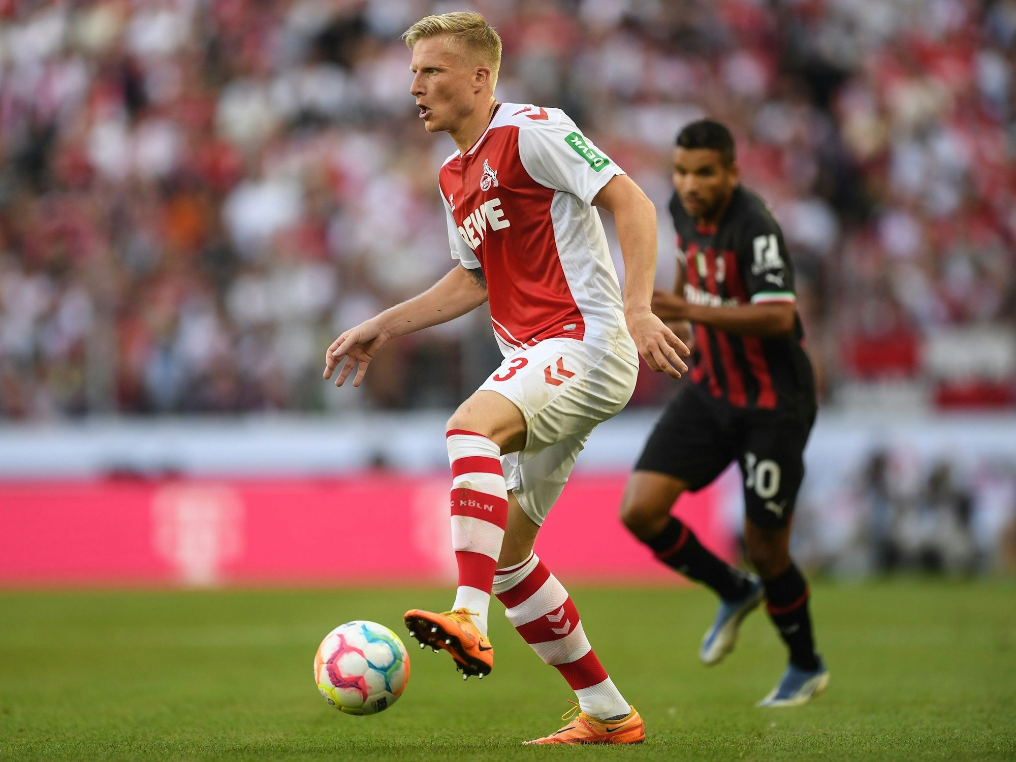 Kristian Pedersen führt den Ball im Testspiel des 1. FC Köln gegen AC Mailand