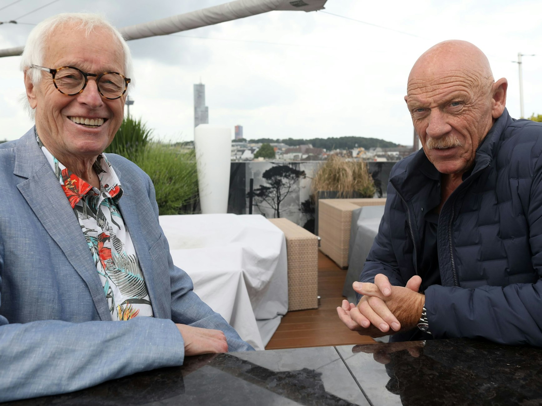 Der Schauspieler Joe Bausch und EXPRESS-Kolumnist Horst Stellmacher (v.r.) am 13. Juni 2022 in Köln.