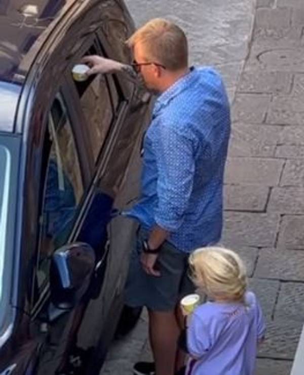 Kimi Räikkönen reicht einem im Auto eingesperrten Hund einen Eisbecher gefüllt mit Wasser. Das Video sorgt in den sozialen Netzwerken für Begeisterung.