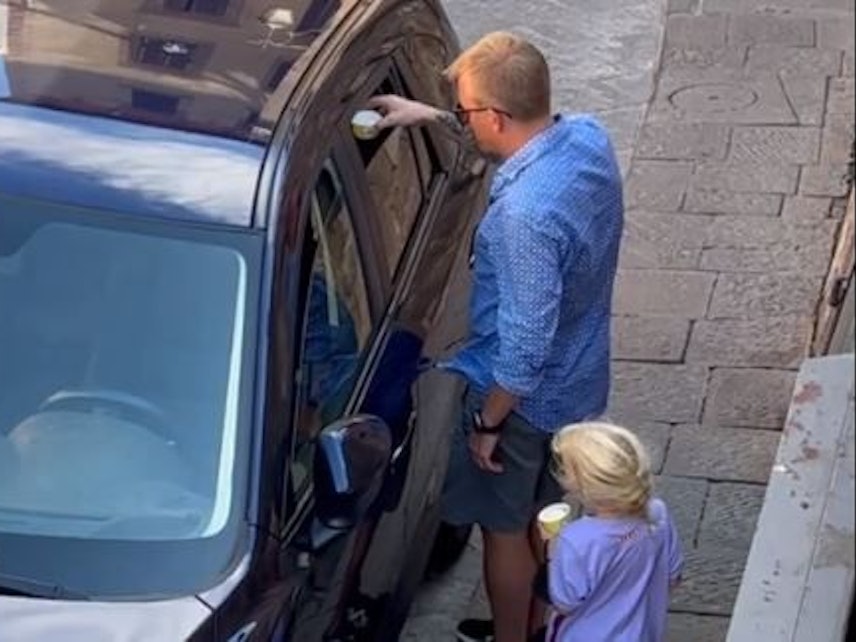 Kimi Räikkönen reicht einem im Auto eingesperrten Hund einen Eisbecher gefüllt mit Wasser. Das Video sorgt in den sozialen Netzwerken für Begeisterung.