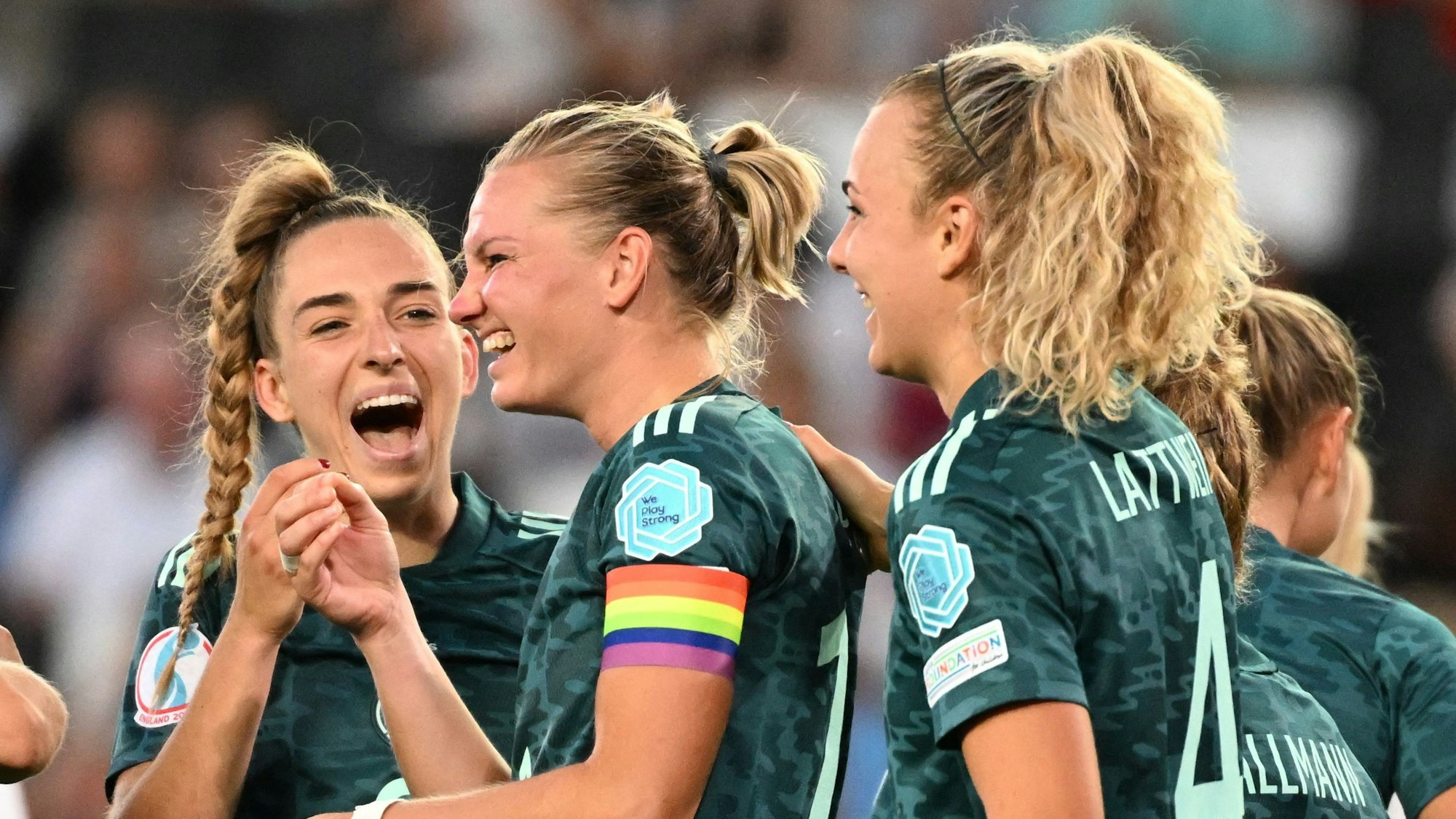 Alexandra Popp jubelt mit ihren Teamkolleginnen über ihr Tor gegen Finnland