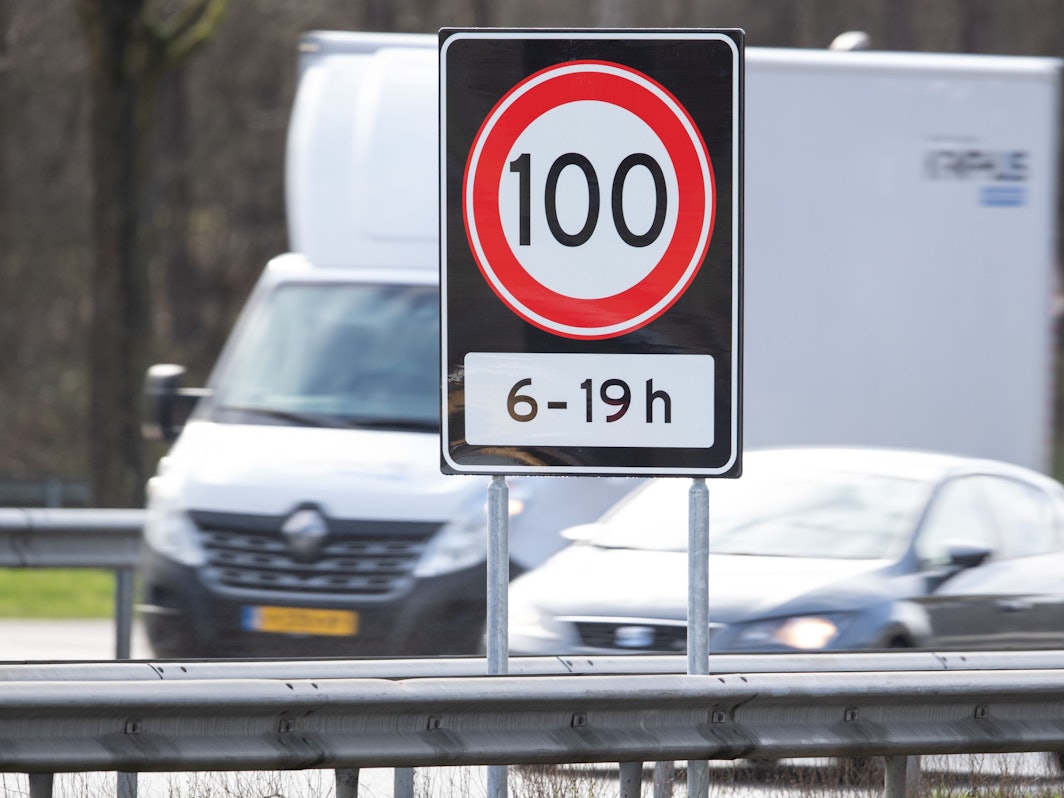 Tempo 100 von 6 bis 19 Uhr steht auf einem Verkehrsschild auf einer Autobahn