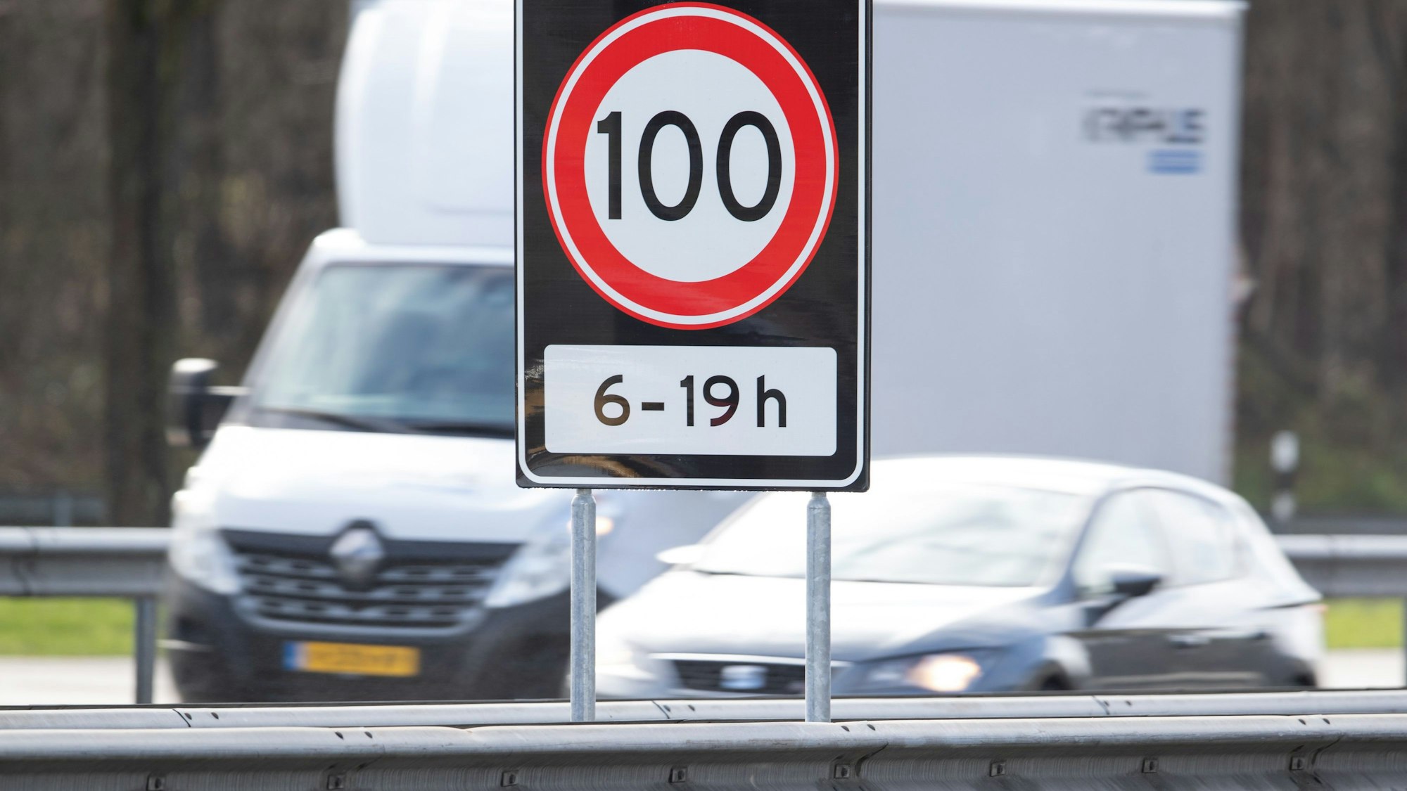 Tempo 100 von 6 bis 19 Uhr steht auf einem Verkehrsschild auf einer Autobahn
