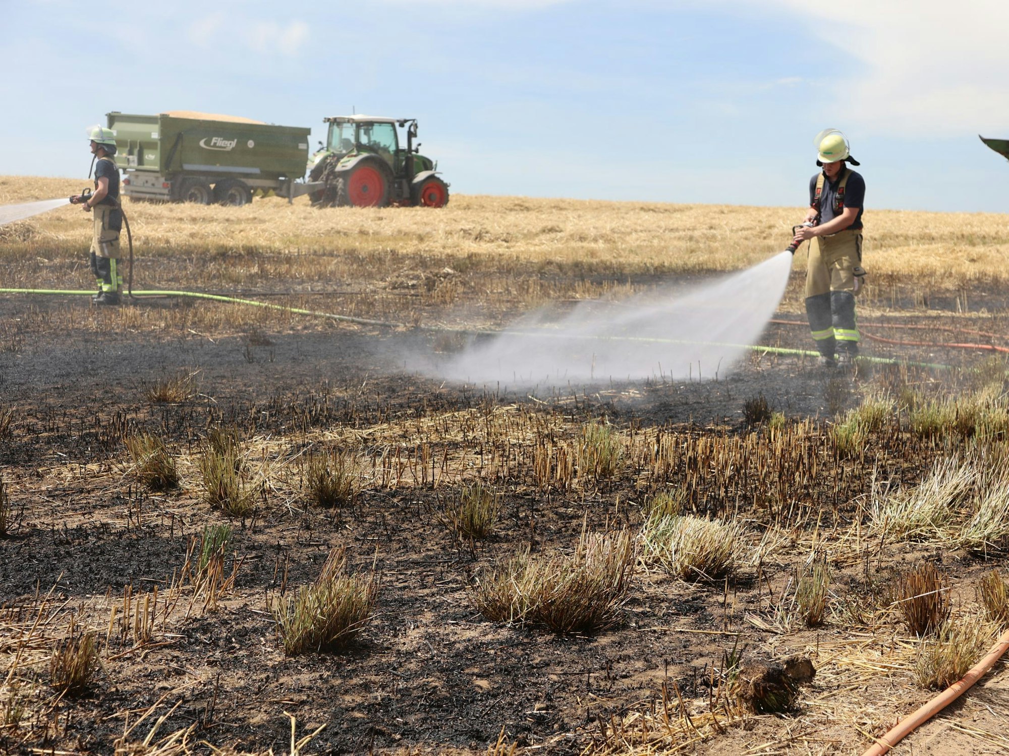 Löscharbeiten an einem Getreidefeld in Essen.
