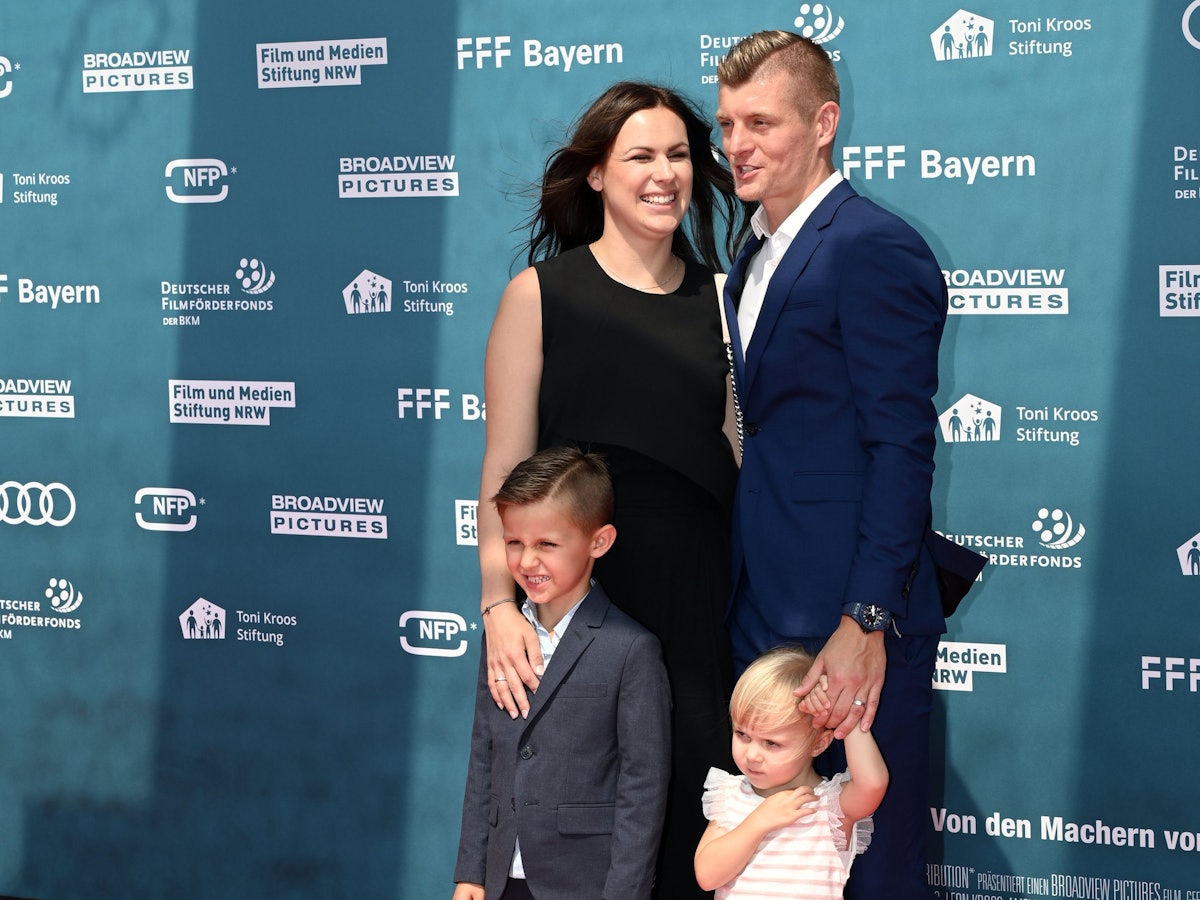 Fußballer Toni Kroos und seine Frau Jessica mit den gemeinsamen Kindern Leon und Amelie, hier bei der Premiere des Dokumentarfilms „Kroos“ 2019 in Köln.
