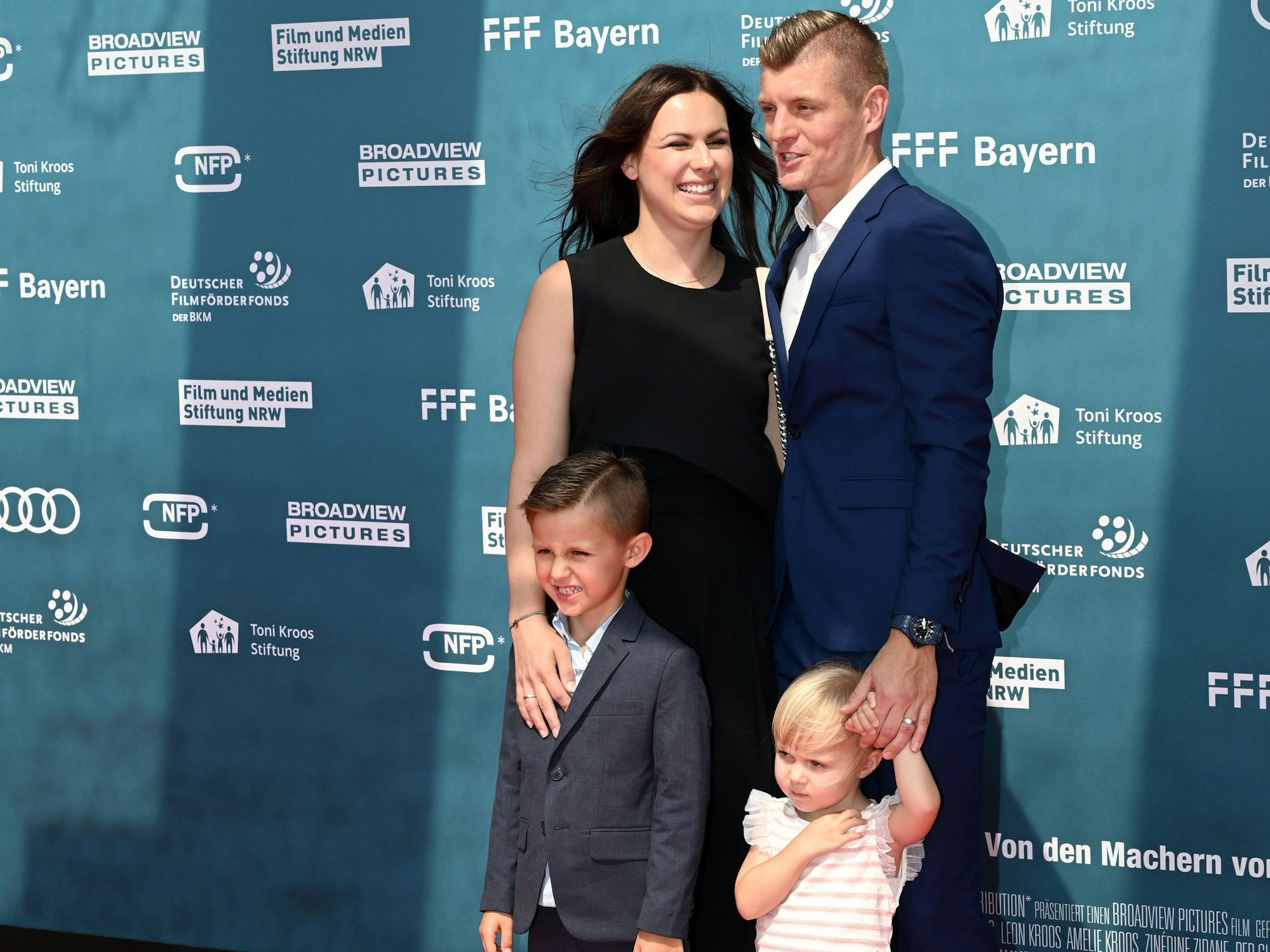 Fußballer Toni Kroos und seine Frau Jessica mit den gemeinsamen Kindern Leon und Amelie, hier bei der Premiere des Dokumentarfilms „Kroos“ 2019 in Köln.