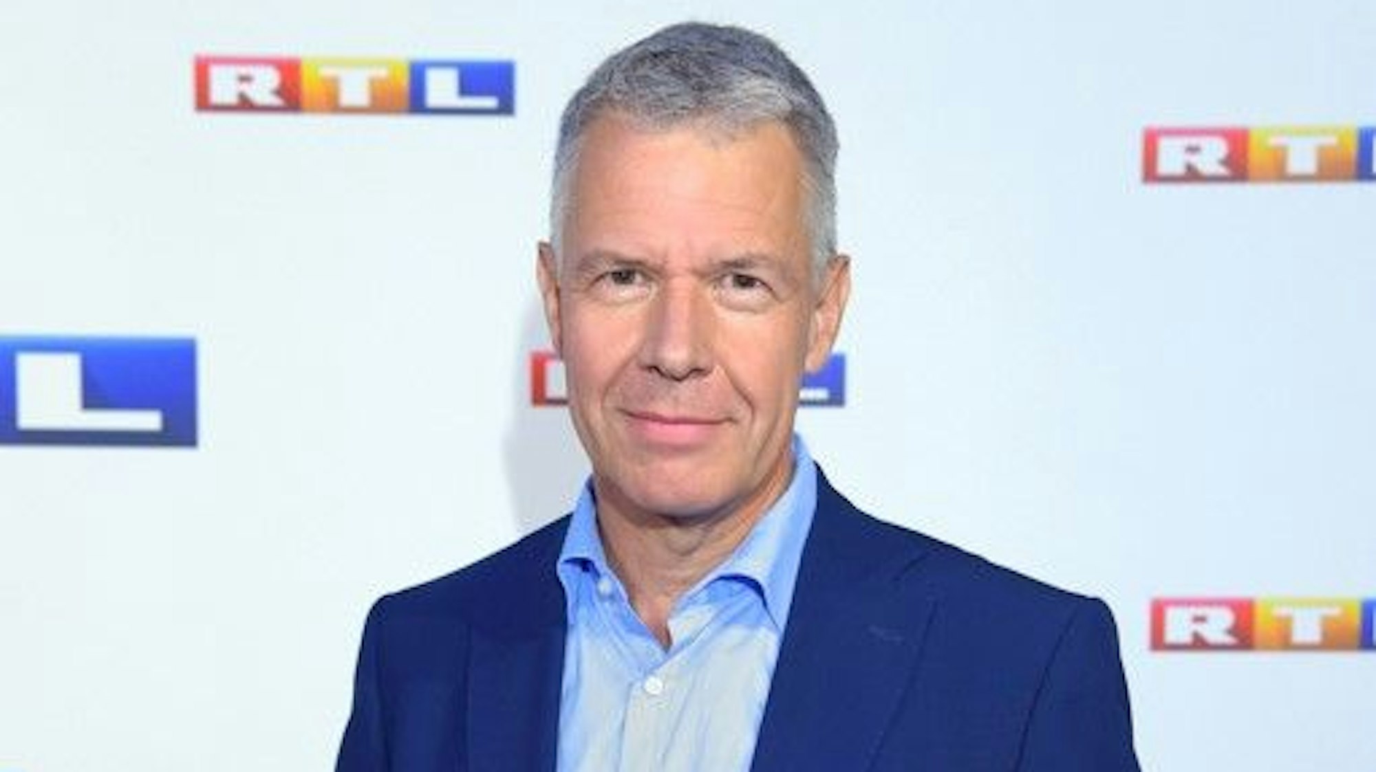 Peter Kloeppel, hier 2016 in Hamburg, moderiert am Dienstag die RTL-Sondersendung „RTL Aktuell Spezial: Hitze in Europa – Deutschland schwitzt“.