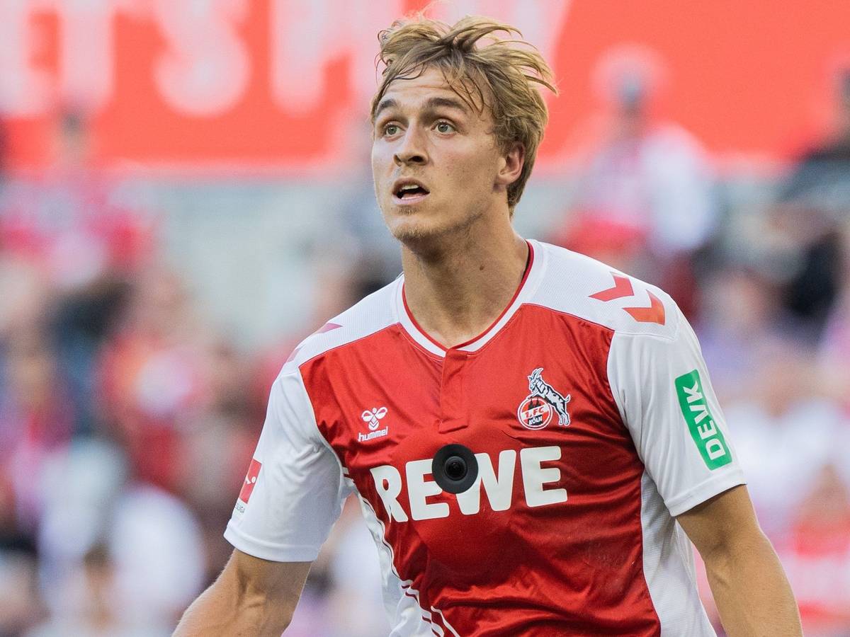 Timo Hübers ist mit einer Bodycam beim Testspiel des 1. FC Köln gegen den AC Mailand ausgerüstet.