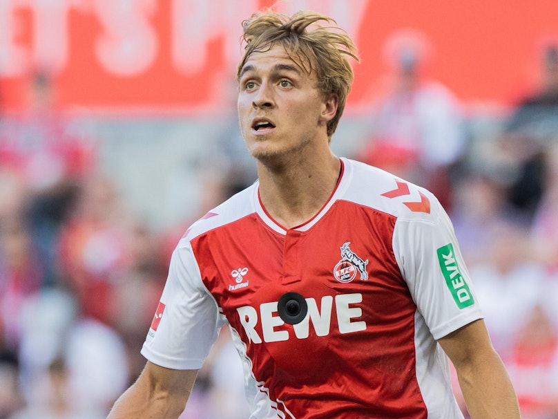 Timo Hübers ist mit einer Bodycam beim Testspiel des 1. FC Köln gegen den AC Mailand ausgerüstet.