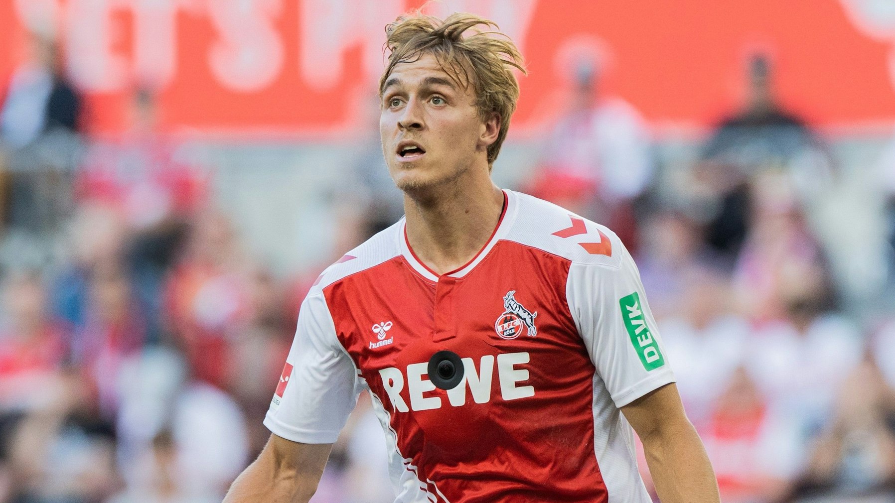 Timo Hübers ist mit einer Bodycam beim Testspiel des 1. FC Köln gegen den AC Mailand ausgerüstet.