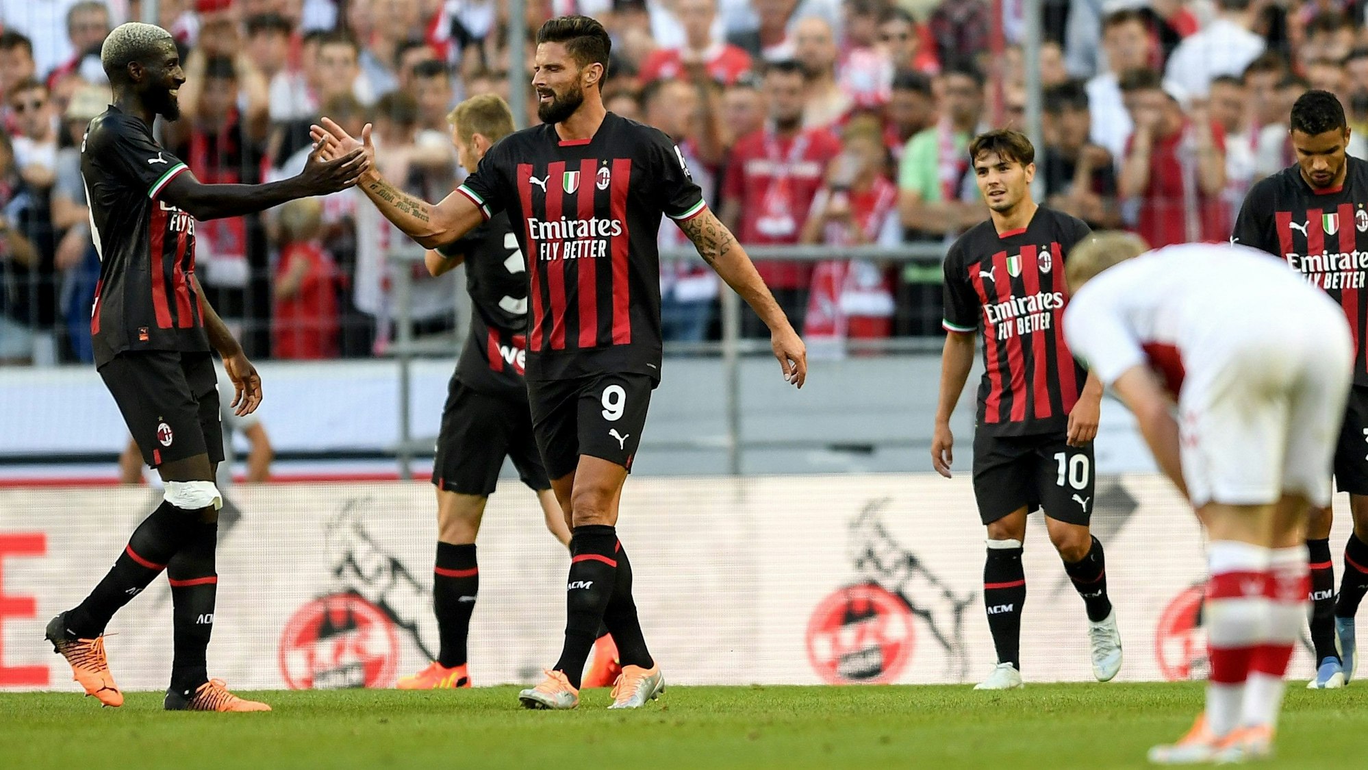 Tiémoué Bakayoko (l.) und Olivier Giroud im Testspiel des AC Mailand beim 1. FC Köln beim Torjubel.