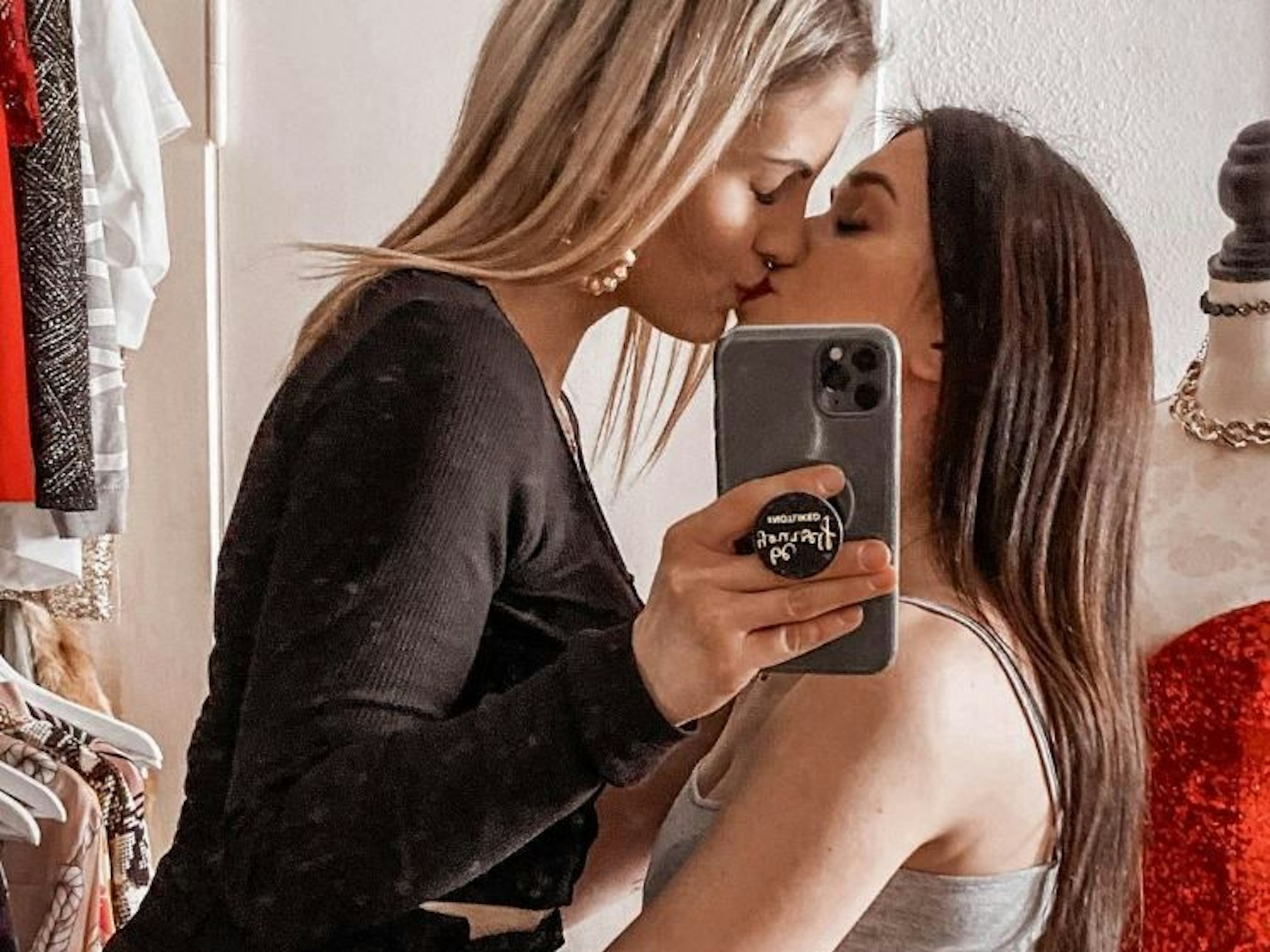 Die beliebten Influencerinnen von „coupleontour“ (hier auf einem Foto vom 20. Februar 2020) schockierten ihre Fans vor einigen Tagen mit einer unerwarteten Nachricht. Ina liegt im Krankenhaus und sei laut ihrer Frau Vanessa nicht ansprechbar.