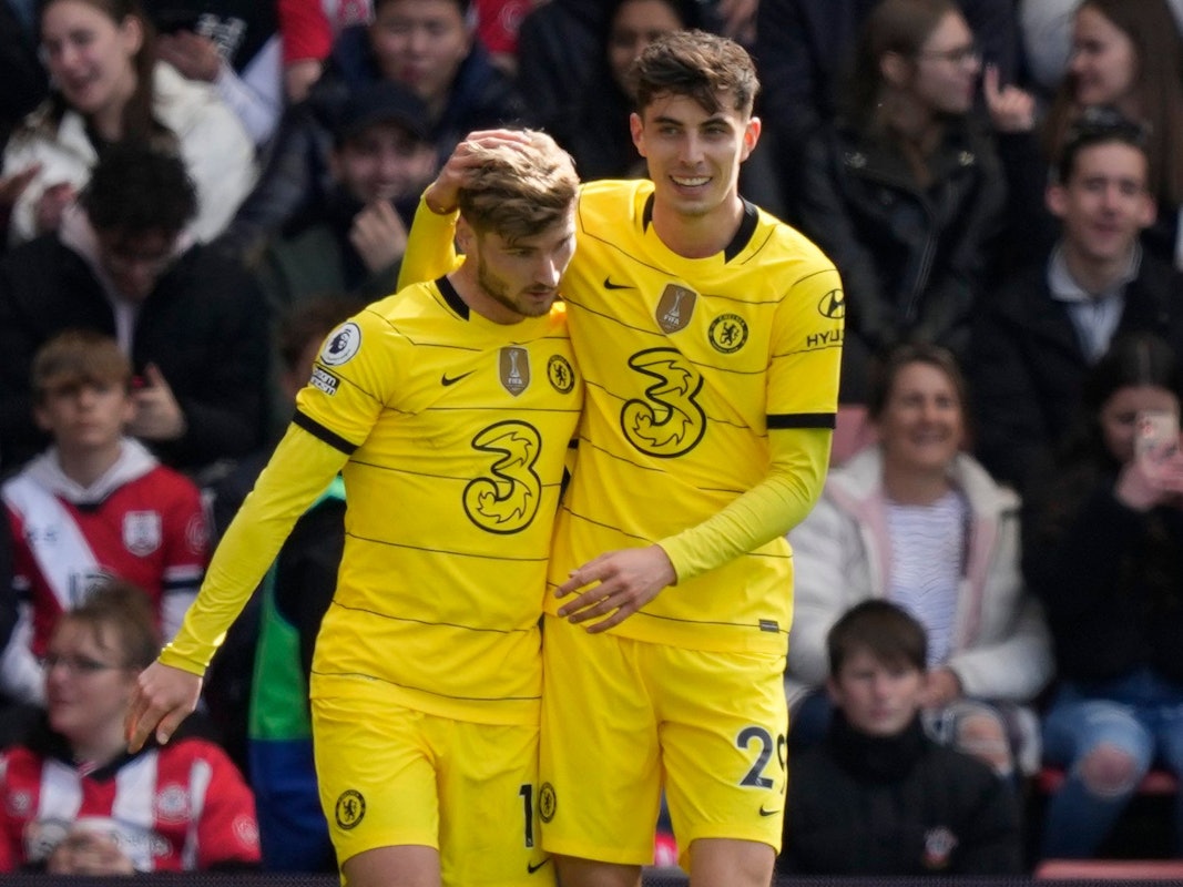 Timo Werner und Kai Havertz liegen sich in den Armen.