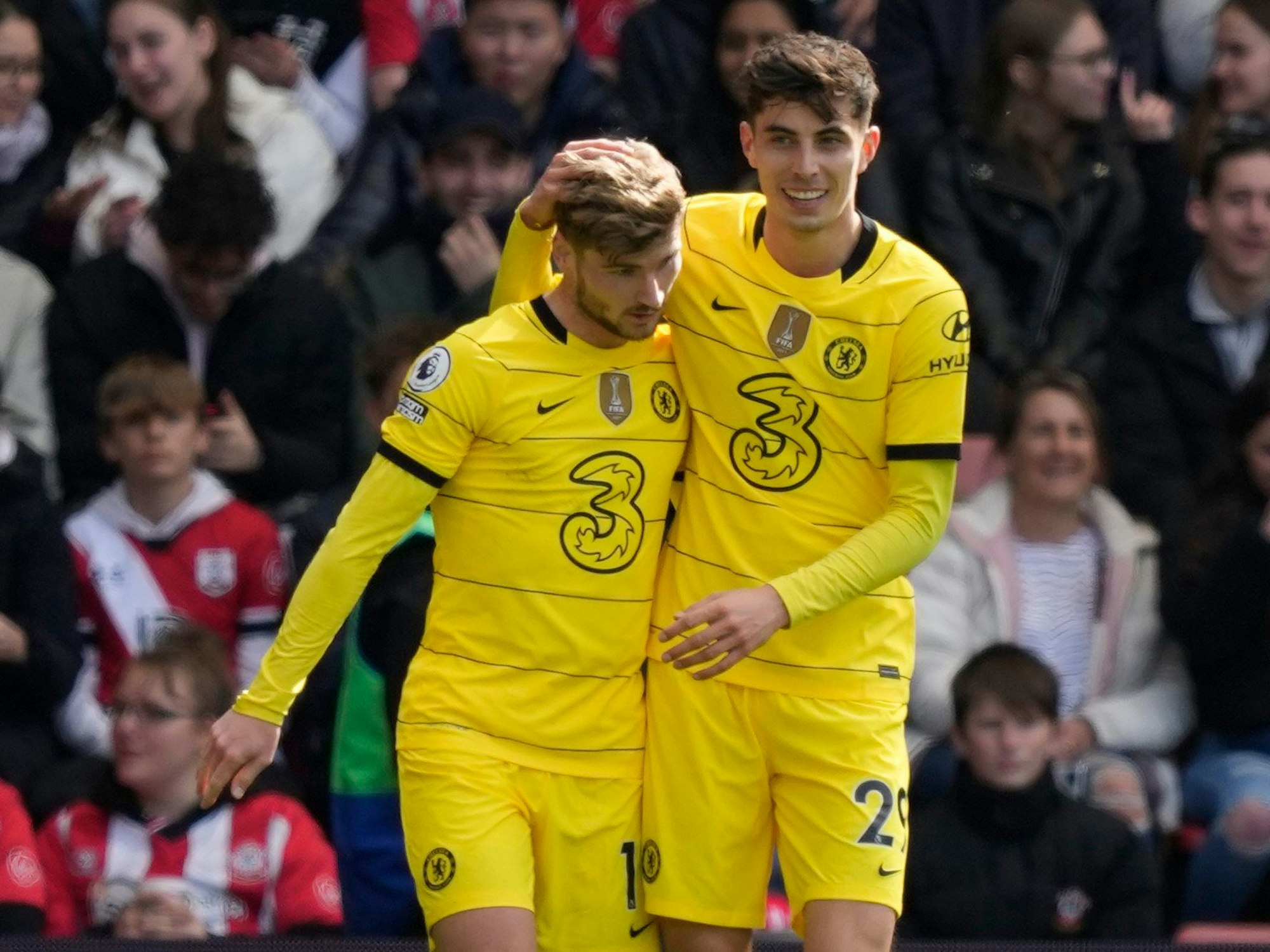Timo Werner und Kai Havertz liegen sich in den Armen.